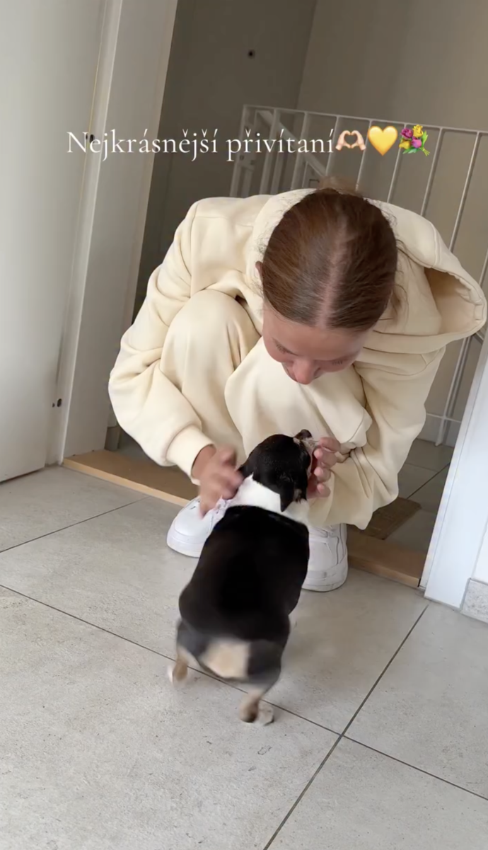 FOTO: Denisa Ryndová při vítání se svým pejskem. – stránka 5