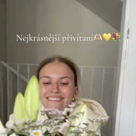 Denisa Ryndová dostala od svého partnera kytici. 