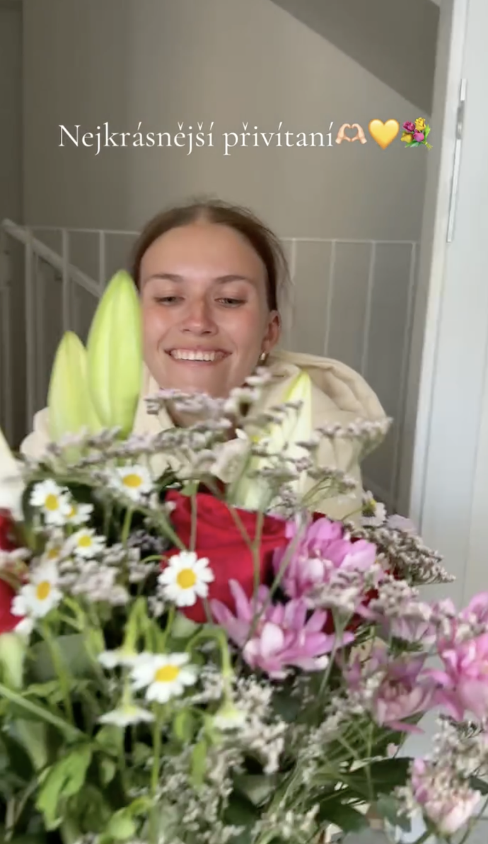 FOTO: Denisa Ryndová dostala od svého partnera kytici. – stránka 4