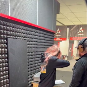 Místo truchlení vyrazila na střelnici.