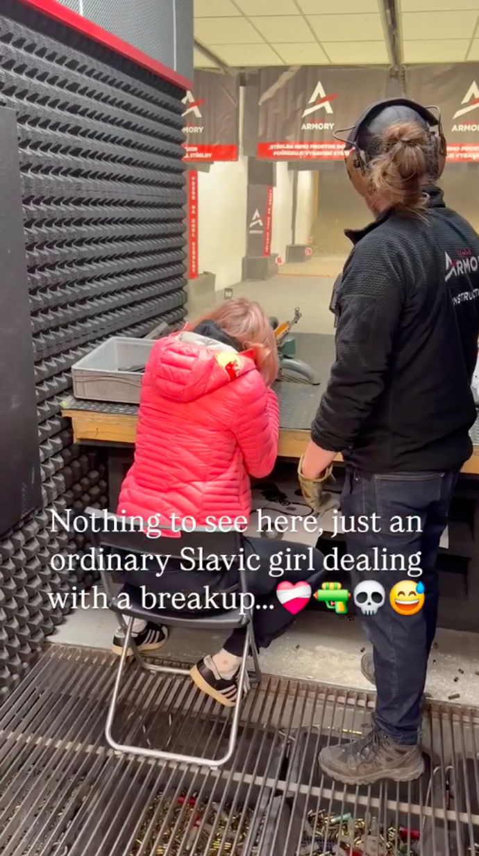 FOTO: Tam si vyzkoušela hned několik zbraní. – stránka 5