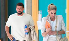 Milan Baroš odcházel od soudu vysmátý. Jeho exmanželku utěšoval nový partner