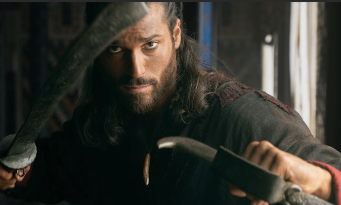 FOTO: Can Yaman v roli Sandokana.