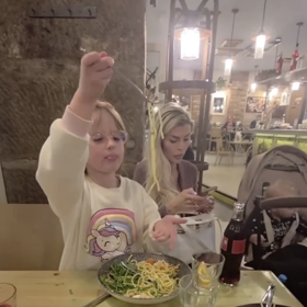 Karlos Vémola a Lela Ceterová zašli po rozchodu s dětmi na večeři.