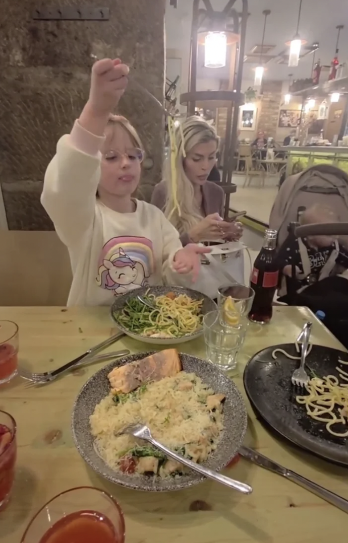 FOTO: Karlos Vémola a Lela Ceterová zašli po rozchodu s dětmi na večeři. – stránka 25