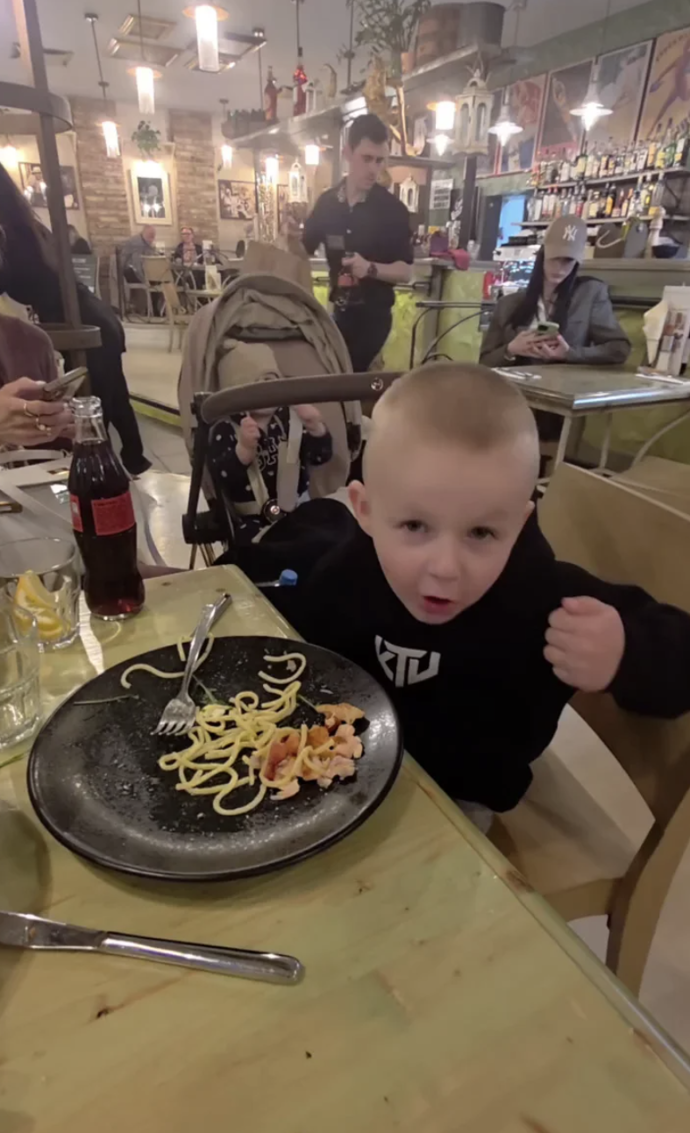 FOTO: Karlos Vémola a Lela Ceterová zašli po rozchodu s dětmi na večeři. – stránka 24