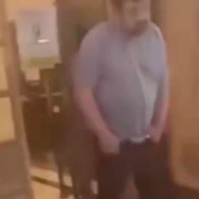 Po facce po sobě ještě oba muži pořvávali. 