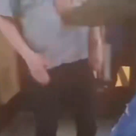 Útočník do něho nejdříve strčil.