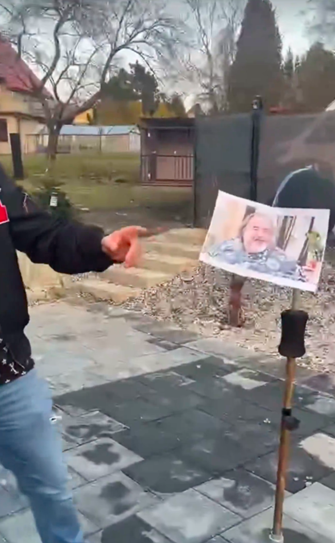 FOTO: V něm mlátil do fotky Novotného otce. – stránka 1