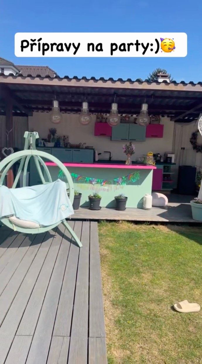 FOTO: Nechybí ani bar. – stránka 3