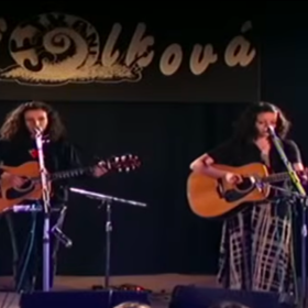 O jejím úmrtí informovala sestra a hudební parťačka Karolina Kamberská.