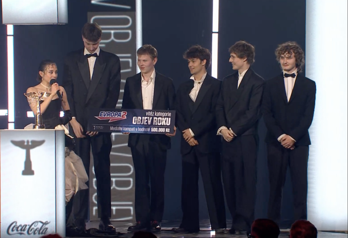 FOTO: Sošku v kategorii Objev roku si odnesla nadaná zpěvačka Marie April. – stránka 4