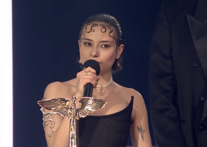 FOTO: Během své děkovné řeči ovšem zcela nečekaně promluvila o obrovské rodinné tragédii. – stránka 3