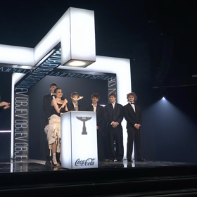 Své hudební ocenění dojatě věnovala milované sestře, která si před lety sáhla na život.