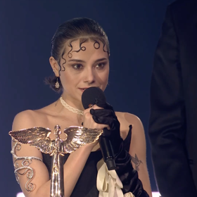 Její teprve šestnáctiletá sestřička Anička bohužel prohrála svůj těžký boj s poruchou příjmu potravy.