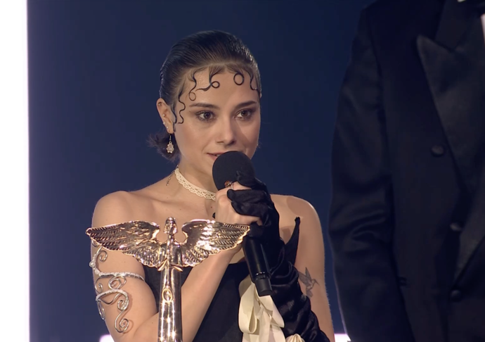 FOTO: Její teprve šestnáctiletá sestřička Anička bohužel prohrála svůj těžký boj s poruchou příjmu potravy. – stránka 1