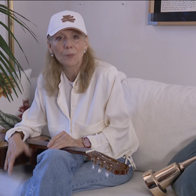 I přes viditelnou slabost pevně svírala svou kytaru, která ji podle jejích slov drží při životě.