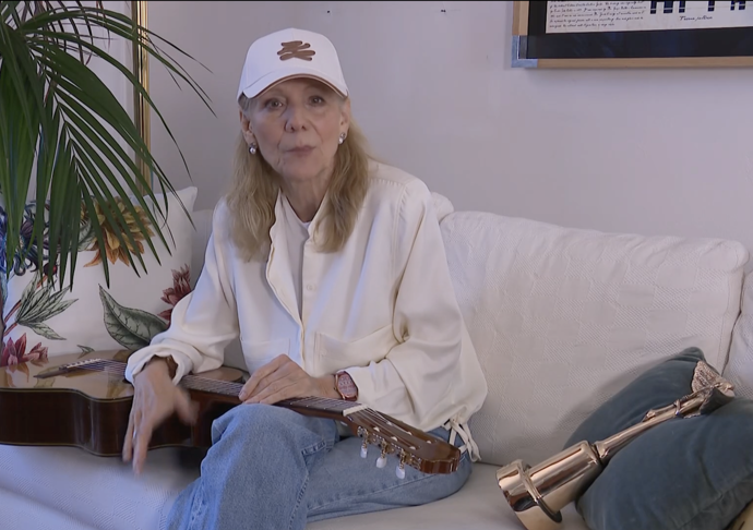 FOTO: I přes viditelnou slabost pevně svírala svou kytaru, která ji podle jejích slov drží při životě. – stránka 1