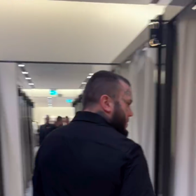 Polonahý Leo Beránek šokoval zákazníky.