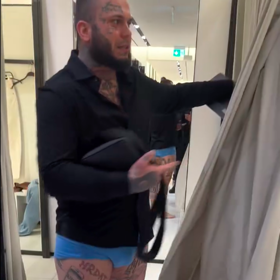 Hysterický řev a vězeňský sčíták u zkušebních kabinek.