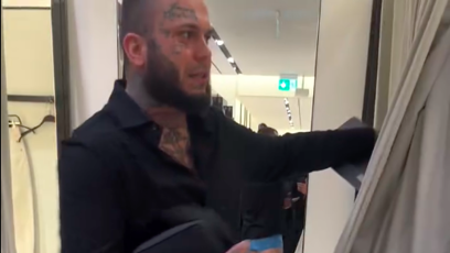 FOTO: Hysterický řev a vězeňský sčíták u zkušebních kabinek.