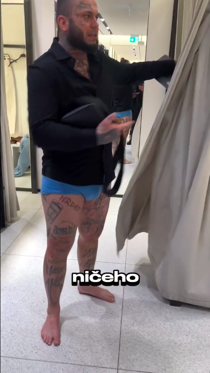 FOTO: Hysterický řev a vězeňský sčíták u zkušebních kabinek. – stránka 19