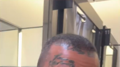 FOTO: Ztracené kalhoty řešil naprosto absurdním způsobem.