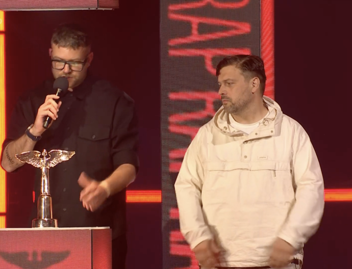 FOTO: Rapper Idea, který si odnesl dvě sošky, přímo z pódia prohlásil, že se ministr Klempíř chová jako idiot. – stránka 3
