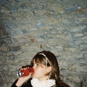 Iris Hobson-Mazur zkritizovala Coca-Cola, sama ji pije.