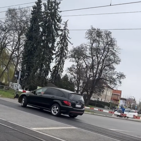 Auto zůstalo uvězněné na kolejnici poté, co se sklopily závory.
