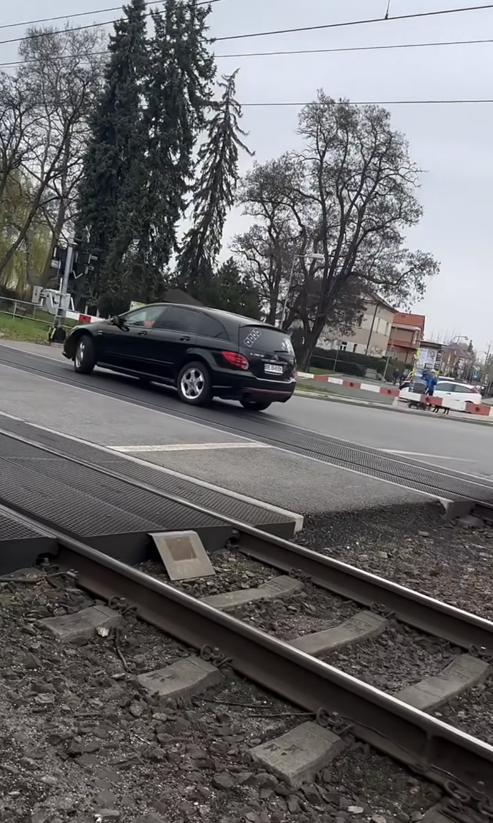FOTO: Auto zůstalo uvězněné na kolejnici poté, co se sklopily závory. – stránka 3