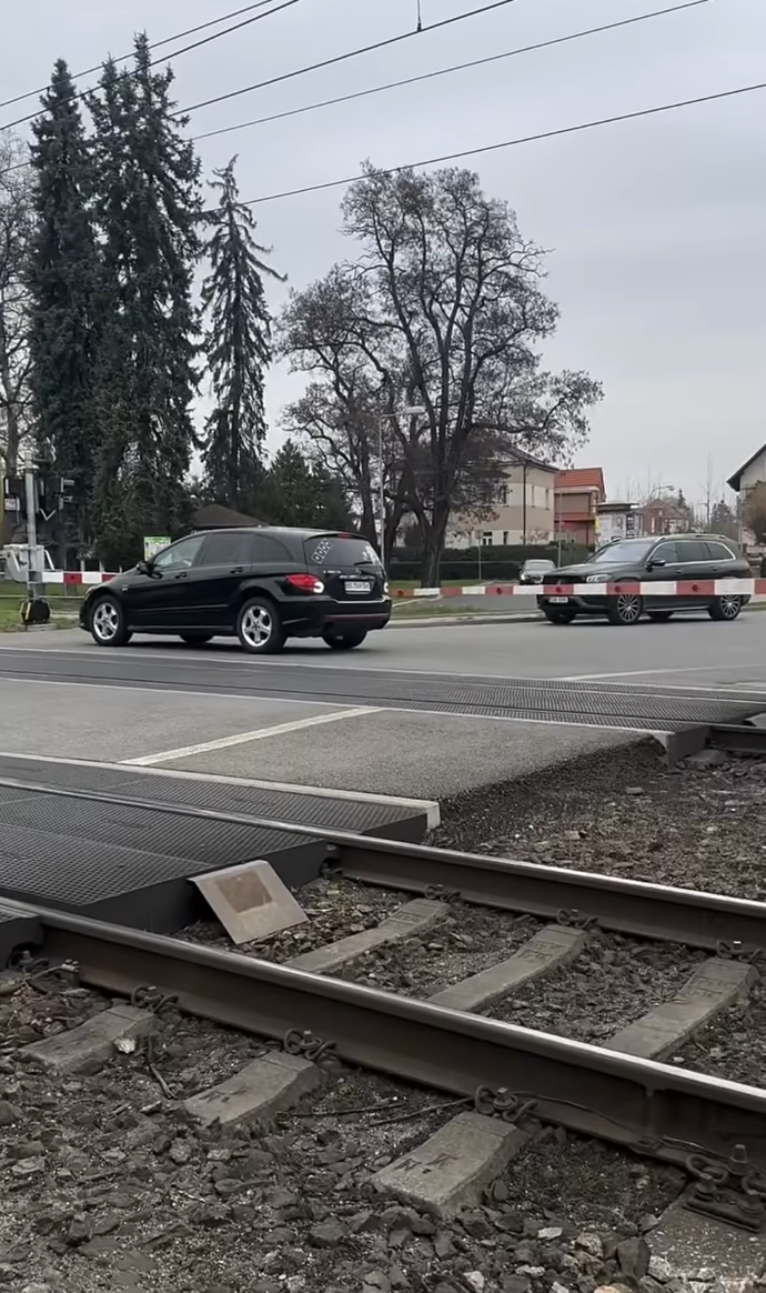 FOTO: Auto zůstalo uvězněné na kolejnici poté, co se sklopily závory. – stránka 1