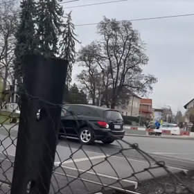Auto stihlo odjet ke krajnici.