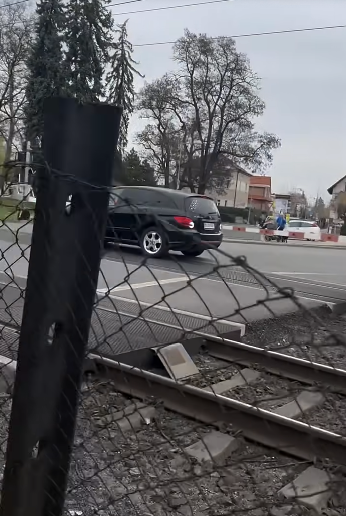 FOTO: Auto stihlo odjet ke krajnici.