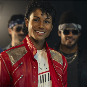 Jaafar nejen pochází ze slavné rodiny Jacksonových, ale má také nesporný herecký a taneční talent. Navíc je svému strýci Michaelovi velmi podobný.