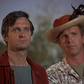 Farrell přitom neměl jednoduchý úkol, do seriálu naskočil až na začátku čtvrté řady jako náhrada za velmi oblíbenou postavu Trappera Johna McIntyrea v podání Waynea Rogerse (vpravo).