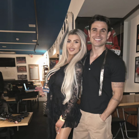 Lela Ceterová v objetí známého dýdžeje.