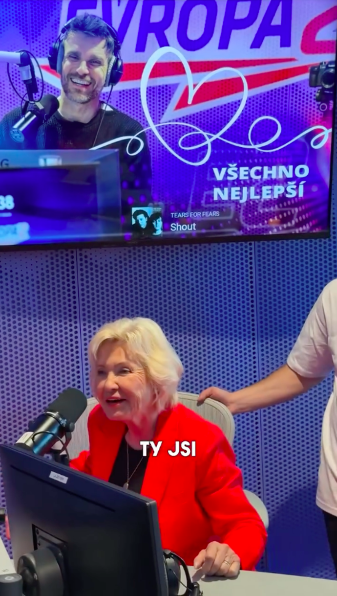 FOTO: Moderátorova maminka Lenka Marešová se ve studiu objevila poprvé v historii. – stránka 21