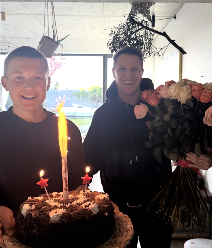 FOTO: Mirek Dopita potěšil Agátu obří kyticí.