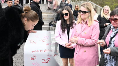 FOTO: Hosté se loučili s Mínou polibky.