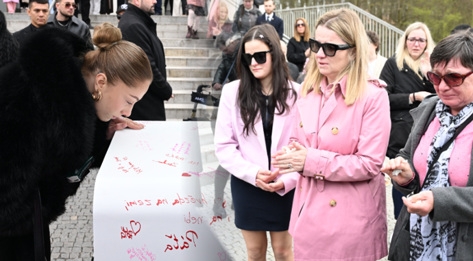 FOTO: Hosté se loučili s Mínou polibky.