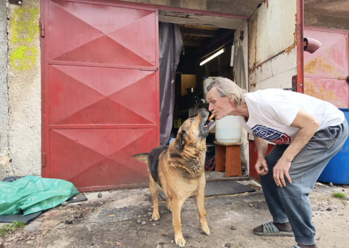 FOTO: Roman Dvorský žije sám v garáži a s pejskem. – stránka 4