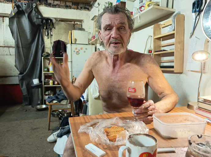 FOTO: Otec Radka Filipiho se živí sbíráním odpadků. – stránka 10