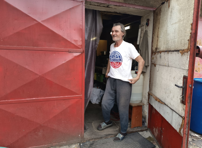 FOTO: Otec Radka Filipiho žije v garáži. – stránka 11