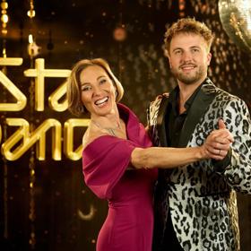 Na promo fotky oblékla Hanka vínový model od návrhářky Martiny Pipkové Loudové. 