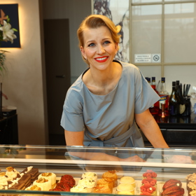 Novinářům slavnostně představila 13 nových dezertů. 