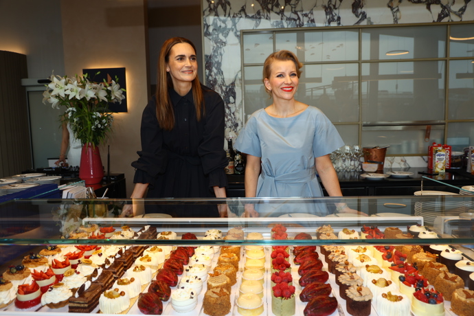 FOTO: Iveta Fabešová s Danielou Brzobohatou. – stránka 10