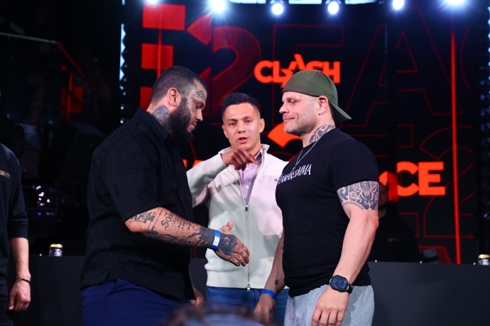 FOTO: Leo Beránek během staredownu s Petrem Reifem. – stránka 4