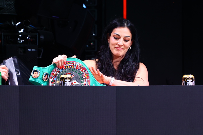 FOTO: Lucie Horváth Sedláčková na tiskovce Clashe. – stránka 11