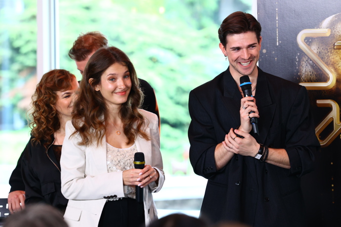 FOTO: Sara Sandeva se svým tanečním partnerem. – stránka 28